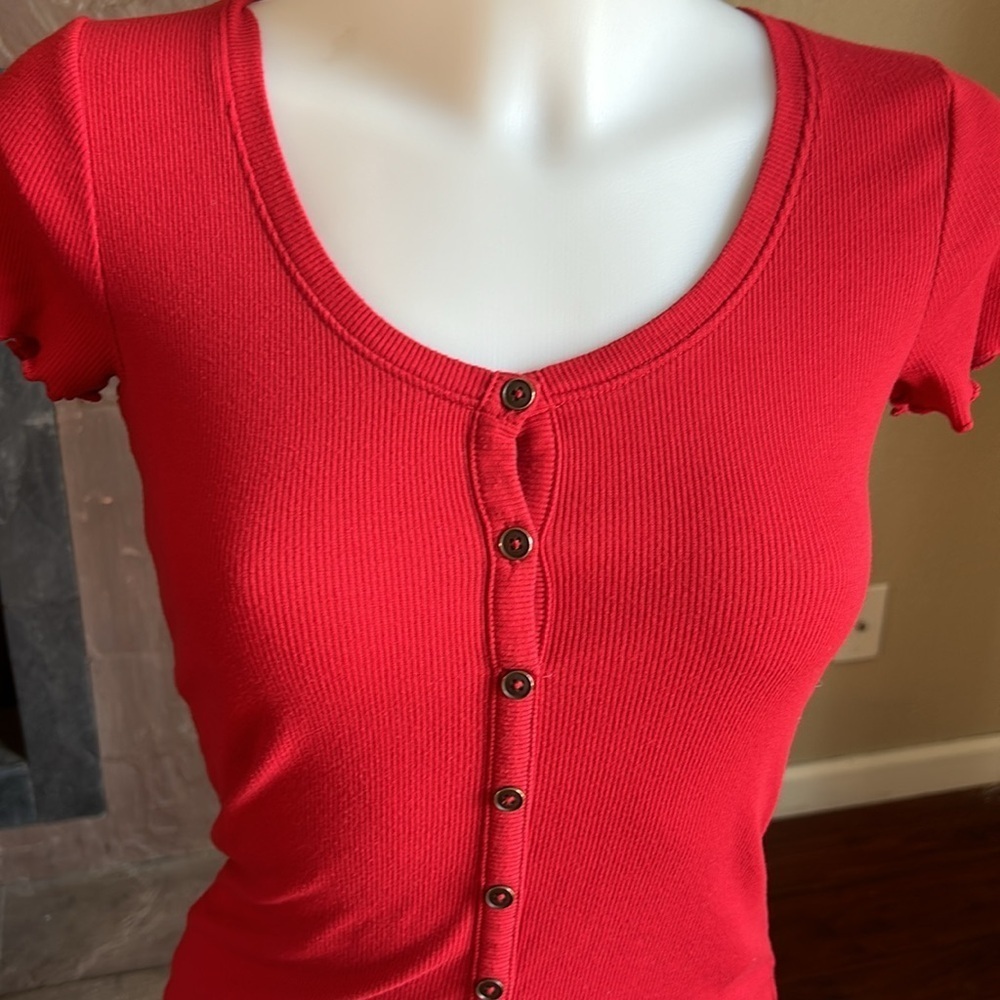 Hollister women’s button up short sleeve shirt, top small red - Picture 2 of 4